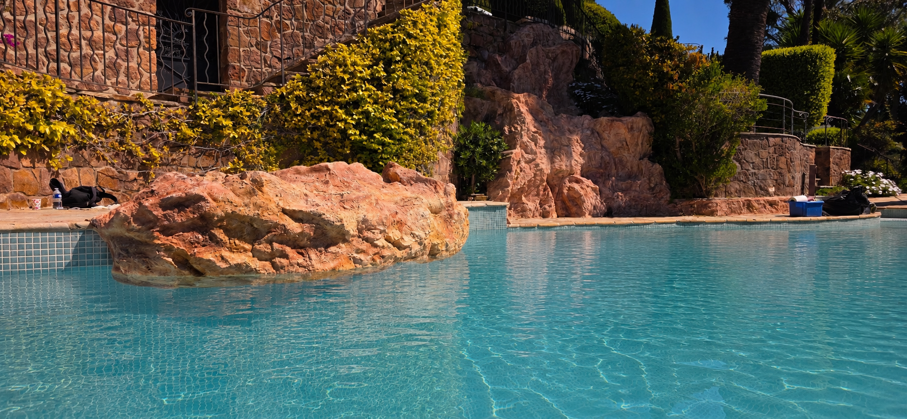 Rocas artificiales de piscina en poliéster – decorado rocoso a medida, resultado final en el borde de la piscina, Costa Azul