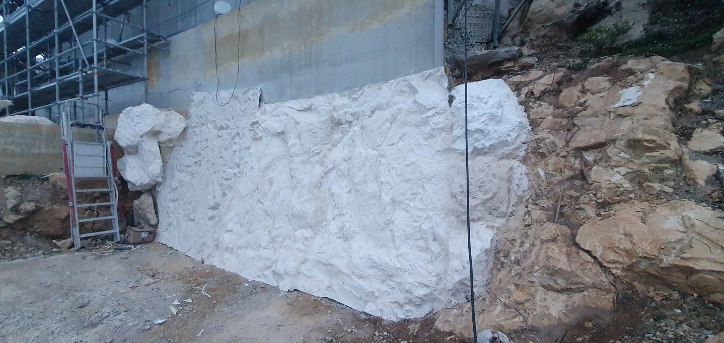Habillage mur béton panneaux faux rochers décoratifs polyester Monaco