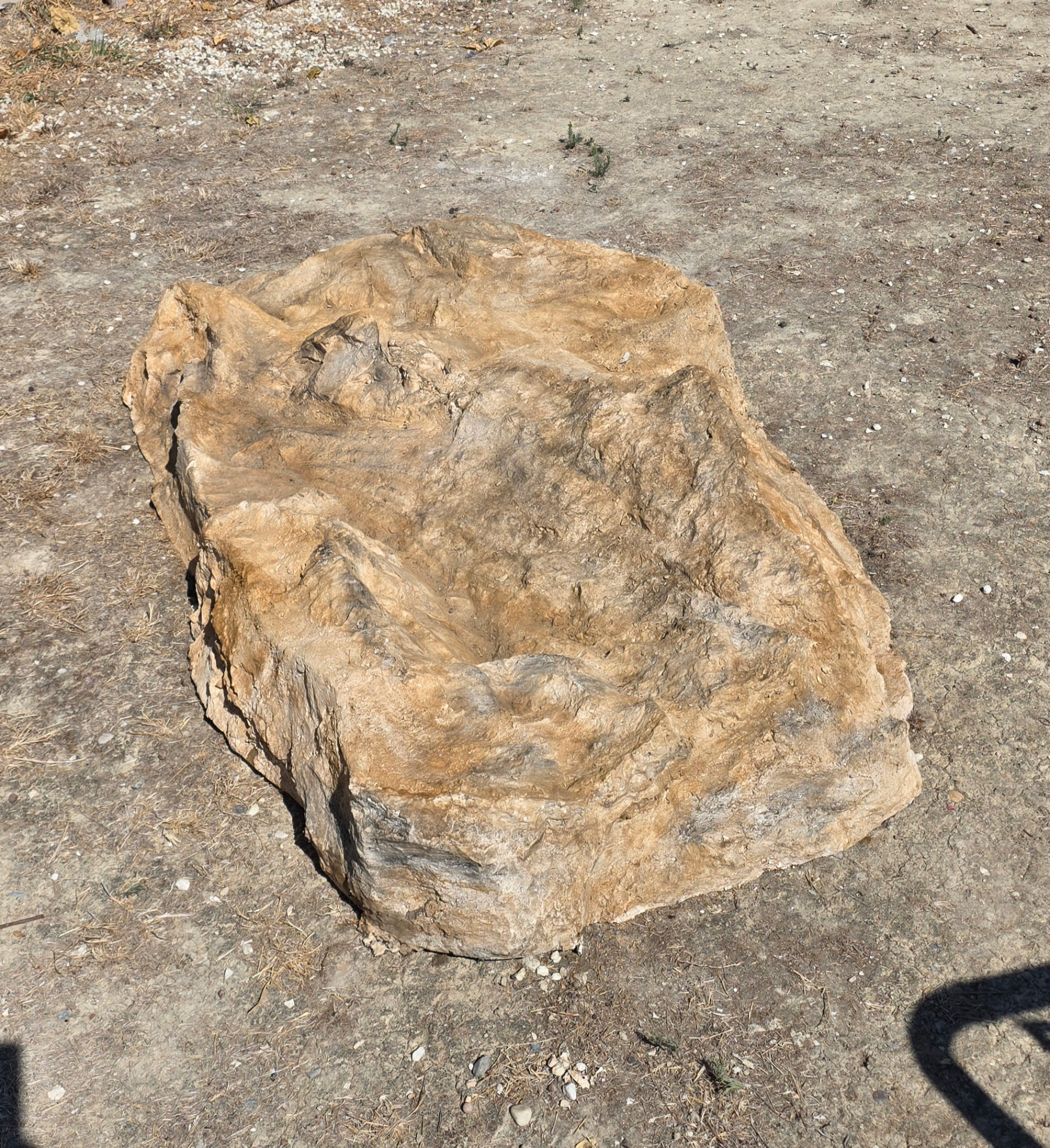 Bloc rocheux polyester réf. 2502 vu de côté, épaisseur et arêtes du rocher artificiel