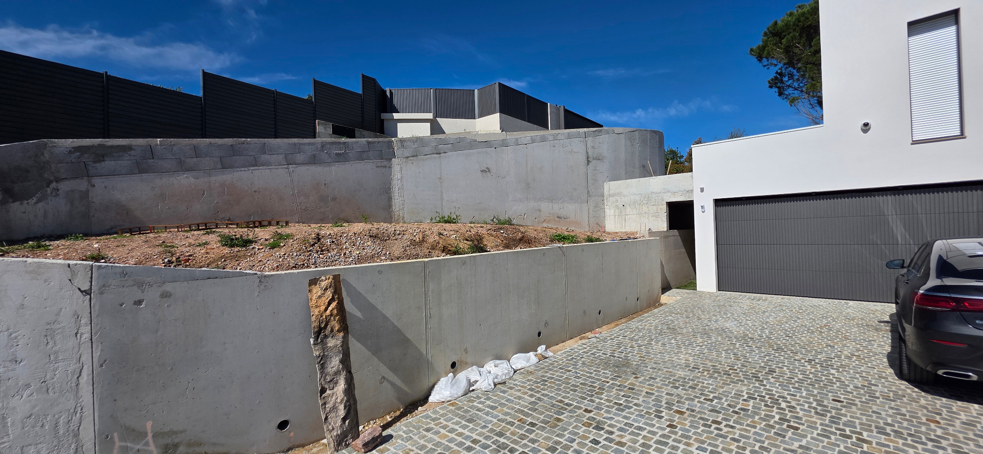Muro de hormigón bruto antes del revestimiento en roca artificial de poliéster – contención de villa contemporánea en la Costa Azul