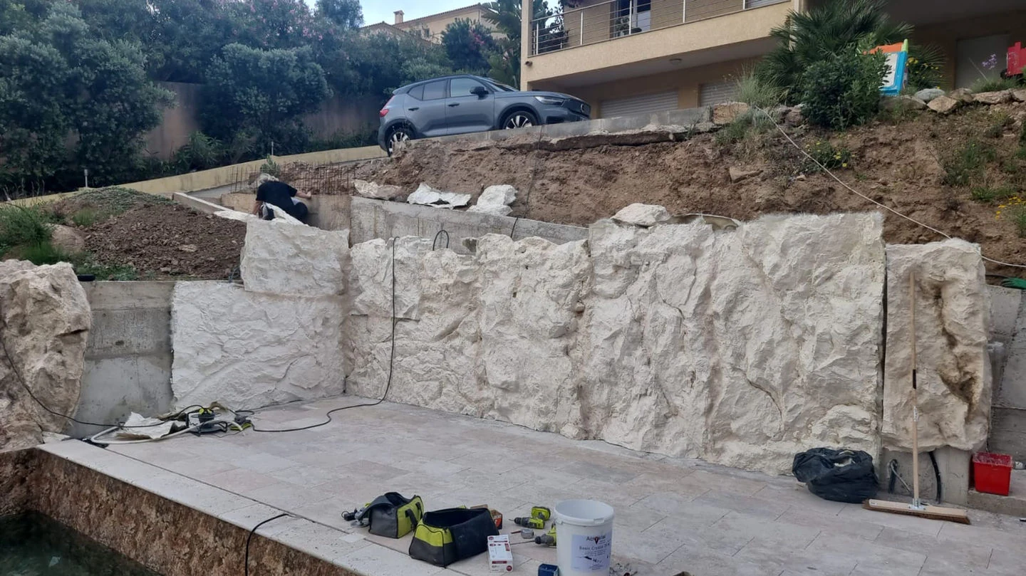 Faux rocher polyester – habillage mur béton cascade artificielle piscine