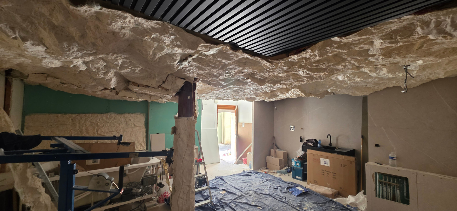 Obra de decoración a medida – techo de roca artificial esculpida y pátinada en un apartamento transformado en gruta natural, Var