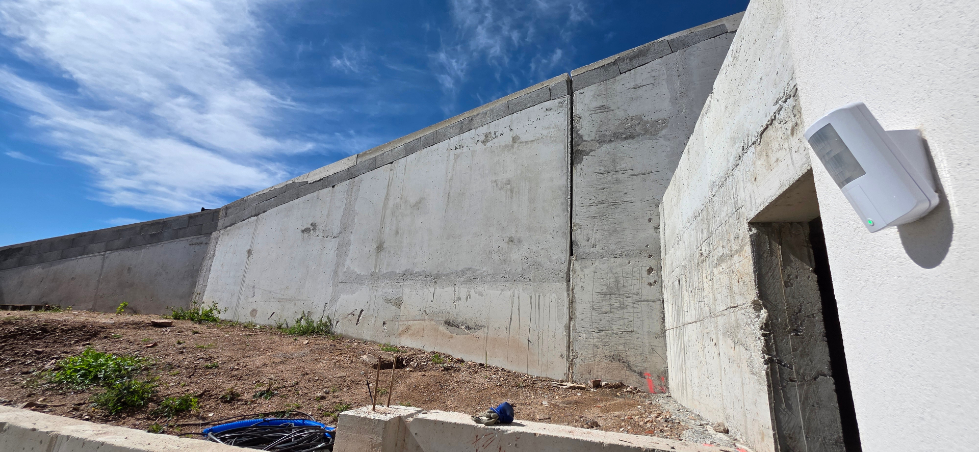 Muro de contención de hormigón antes del decorado en roca artificial de poliéster – preparación de la obra de revestimiento mural en PACA